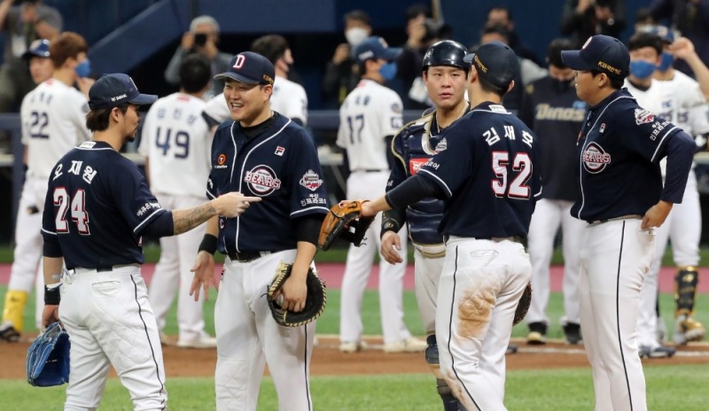 희비 엇갈린 두산과 NC18일 고척 스카이돔에서 열린 한국시리즈 2차전에서 두산이 NC에 5-4로 진땀승을 거둔 뒤 기쁨을 함께 나누고 있다