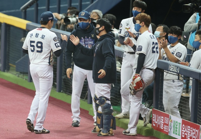 한국시리즈에 선발로 첫 등판한 구창모가 6이닝동안 7피안타(1홈런) 7탈삼진 3실점으로 퀄리티스타트를 한 뒤 더그아웃으로 들어가고 있다.