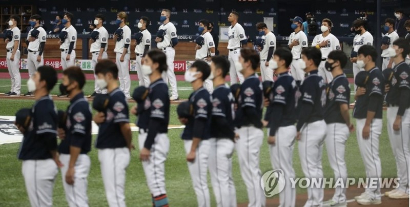 야구는 주심의 플레이볼 선언과 함께 경기를 시작한다. 17일 오후 서울 구로구 고척스카이돔에서 열린 2020 프로야구 포스트시즌 한국시리즈 1차전 두산 베어스와 NC 다이노스의 경기에 앞서 양팀 선수들이 애국가를 듣고 있다. 