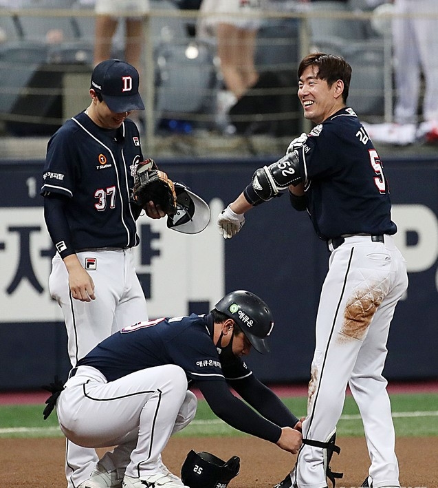 18일 오후 서울 구로구 고척스카이돔에서 열린 2020 KBO 한국시리즈 2차전 NC 다이노스와 두산 베어스의 경기, 8회초 투아웃 주자 2루에서 두산 김재호가 1타점 적시타를 치고 2루에서 아웃된 후 공수 교대하며 웃음 짓고 있다.