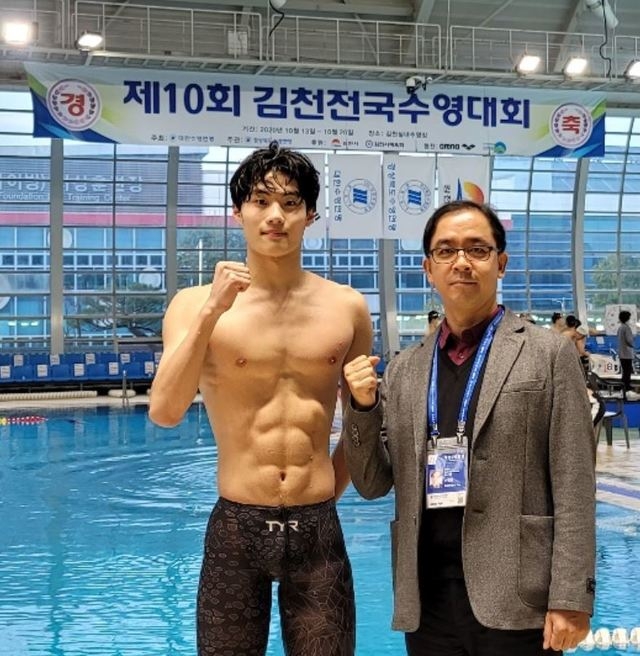 황선우(왼쪽)와 서울체고 이병호 감독. (사진=대한수영연맹 제공)