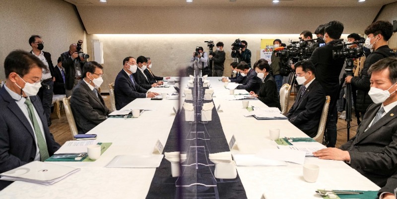 19일 오전 서울 종로구 정부서울청사 국무위원식당에서 열린 제10차 부동산시장 점검 관계장관회의