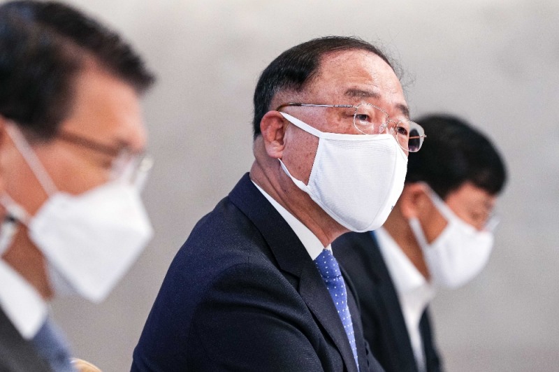 (사진=뉴시스) 홍남기 경제부총리 겸 기획재정부 장관이 19일 오전 서울 종로구 정부서울청사 국무위원식당에서 열린 제10차 부동산시장 점검 관계장관회의에 참석해 발언하고 있다.