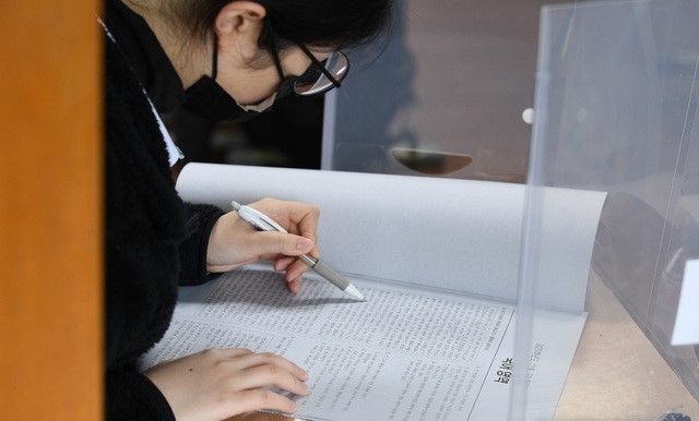 2021학년도 대학수학능력시험을 앞두고 18일 오전 대구 중구 중앙고등학교 고3 수험생들이 마지막 학력평가를 치르고 있다.