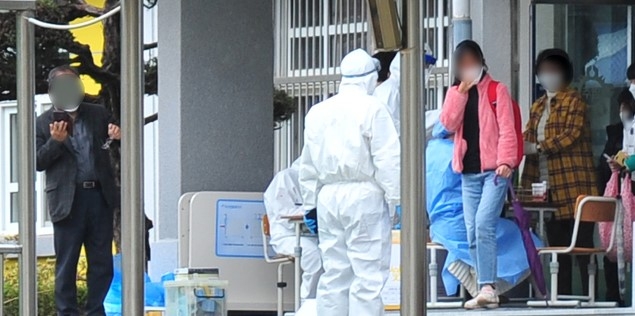 18일 오후 광주 서구 화정동 염주초등학교에서 학생 1명이 코로나 바이러스 감염증(코로나19)양성판정을 받은 가운데 전교생·교직원 등 725명이 코로나19 검사를 받고 있다.