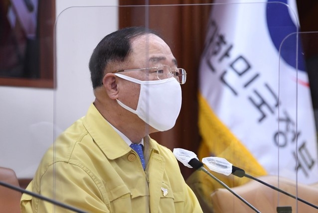 홍남기 부총리 겸 기획재정부 장관이 19일 서울 광화문 정부서울청사에서 열린 '제5차 한국판 뉴딜 관계장관회의 겸 제20차 비상경제 중앙대책본부 회의'를 주재, 모두발언을 하고 있다(사진=기획재정부)