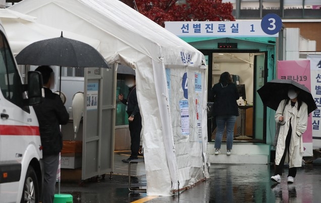 코로나19 일일 신규확진자가 다시 300명 대로 증가하는 등 증가세가 이어지는 가운데 19일 오전 서울 중구 국립중앙의료원 선별진료소에서 출국 예정자, 시민들이 코로나19 검사를 받기 위해 기다리고 있다.