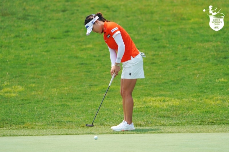 두루마리 화장지 종이관으로 퍼팅 연습을 하면 좋다.