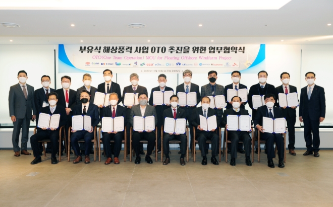 SK건설은 지난 18일 서울 종로구 관훈동 본사에서 국내외 15개 해상풍력 설계∙제작∙시공사와 부유식 해상풍력 발전사업 추진을 위해 기술 개발 및 협력에 관한 업무협약(MOU)을 체결했다고 19일 밝혔다. 사진은 안재현 SK건설 사장(앞줄 왼쪽 네번째)과 협약식에 참석한 15개사 관계자들이 행사를 마친 후 기념촬영을 하고 있는 모습.