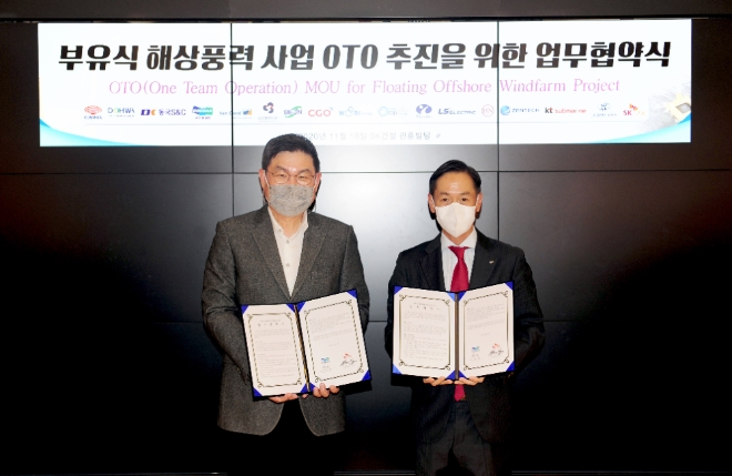 SK건설은 지난 18일 서울 종로구 관훈동 본사에서 국내외 15개 해상풍력 설계∙제작∙시공사와 부유식 해상풍력 발전사업 추진을 위해 기술 개발 및 협력에 관한 업무협약(MOU)을 체결했다고 19일 밝혔다. 사진은 안재현 SK건설 사장(왼쪽)과 박인원 두산중공업 Plant EPC BG장이 협약서를 들고 기념촬영을 하고 있는 모습.