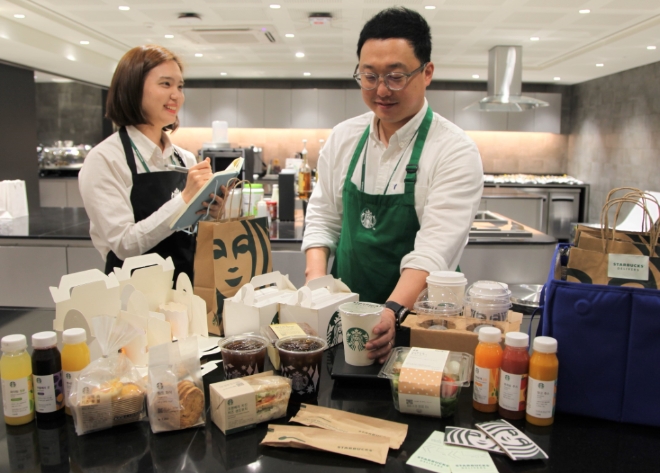 배달 서비스 시범 운영 을 앞두고 스타벅스 파트너들이 품질 유지를 위한 다양한 테스트를 진행하고 있다.
