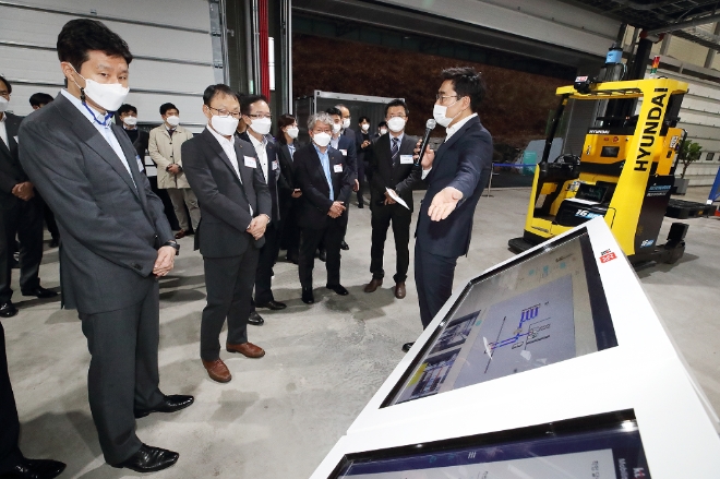 KT와 현대중공업그룹은 18일 오후 경기도 광주시 현대로보틱스 로봇물류시스템을 데모센터에서 ‘제1회 사업협력위원회 총회’를 개최했다고 밝혔다.KT 구현모(왼쪽 두번째) 대표, 현대중공업지주 정기선(왼쪽 첫번째) 부사장 등 KT-현대중공업그룹 관계자들이 로봇물류시스템 데모센터에서 5G 기반 AI 무인지게차에 대한 설명을 듣고 있다.