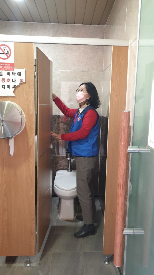 여성친화시민참여단 회원이 여자화장실에서 불법촬영 장비 점검을 하고 있다/사진=순천시