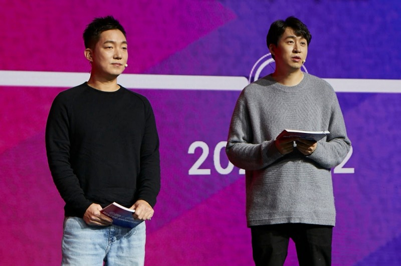 박정무 피파퍼블리싱그룹장(왼쪽)과 박수용 피파모바일사업팀장.