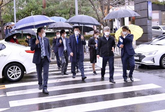 이용섭 광주광역시장이 19일 오전 북구 운암동 어린이보호구역 교통사고 현장을 찾아 사고발생 원인을 청취하고 안전대책 마련을 지시하고 있다./사진=광주시