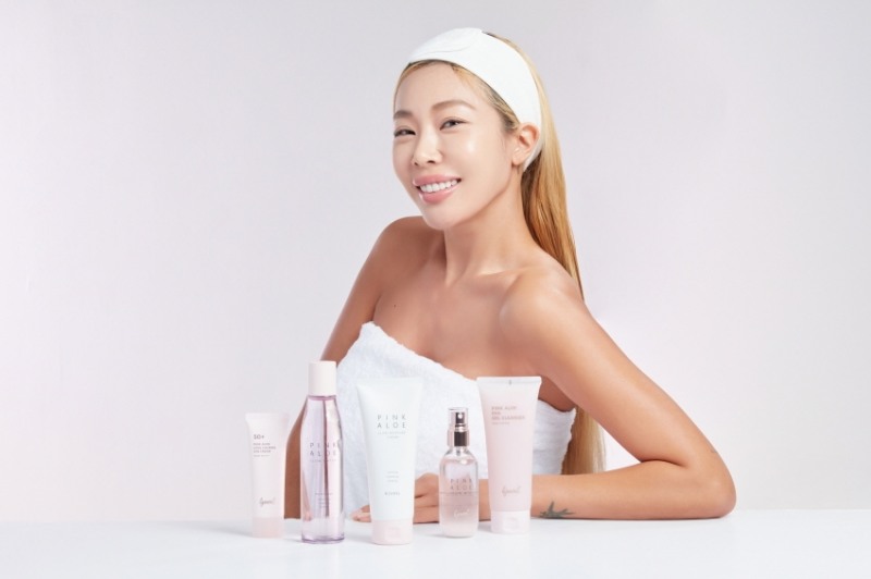 비주얼의 기초 화장품 핑크알로에 라인의 모델로 발탁된 가수 제시