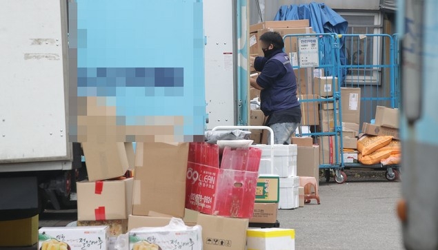 택배 물류센터에서 택배노동자들이 분류작업을 하고 있다. 이 사진은 기사 본문 내용과 관련 없음.