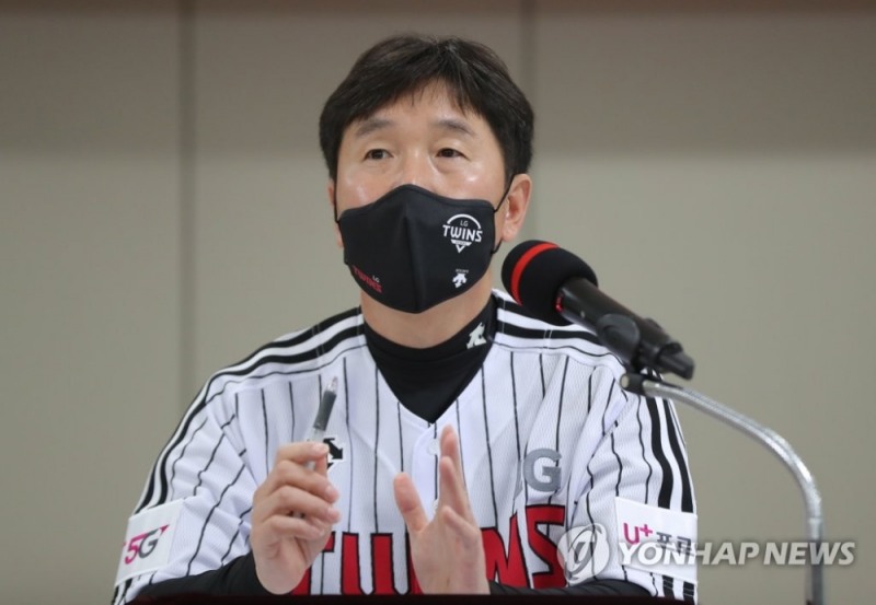 LG 류지현 감독이 19일 잠실구장에서 취임식을 갖고 정식으로 첫 발을 내디뎠다.