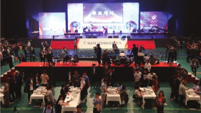 지난 18일 중앙선거관리위원회의 제41대 대한체육회장 선거 공고에 이어 연임 도전을 선언한 대한체육회 이기흥 회장이 20일부터 직무정지가 되면서 본격적인 선거가 막이 올랐다.사진은 지난 2016년 제40대 대한체육회장 선거 모습.