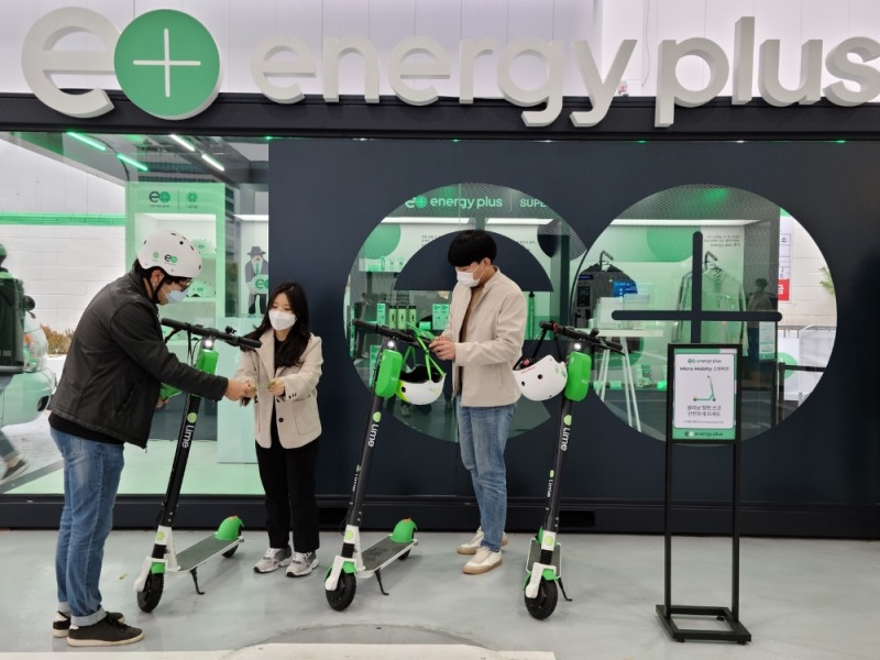 라임코리아 관계자가 행사를 방문한 시민들에게 전동킥보드 탑승 방법을 안내하고 있다 / 사진제공 = 라임