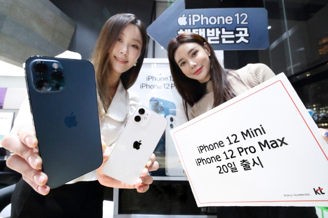 KT는 아이폰12 프로맥스와 아이폰12 미니를 공식 출시한다고 20일 밝혔다.KT 모델이 아이폰12 프로맥스와 아이폰12 미니를 소개하고 있다.