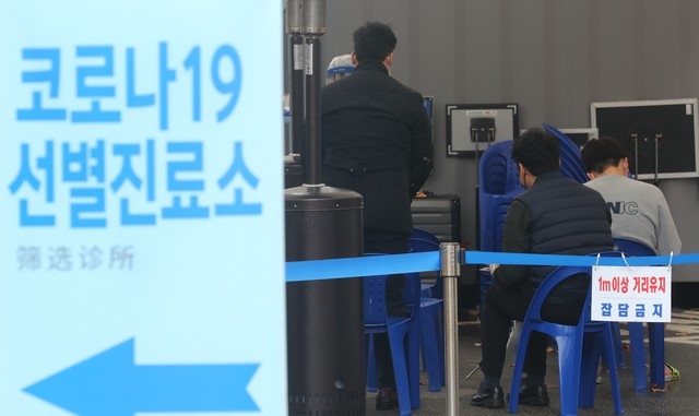 서울과 경기, 광주 사회적 거리두기가 1.5단계로 격상된 19일 오후 서울 영등포구 영등포보건소 신종 코로나바이러스 감염증(코로나19) 선별진료소에서 검사를 받으려는 시민들이 차례를 기다리고 있다.