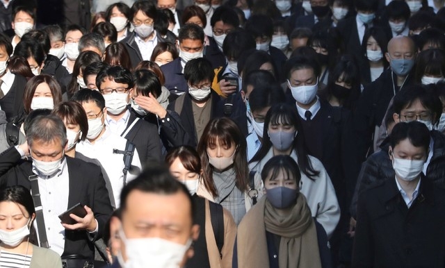 17일 일본 도쿄에서 신종 코로나바이러스 감염증(코로나19) 확산을 막기 위해 마스크를 쓴 시민들이 출근하고 있다.