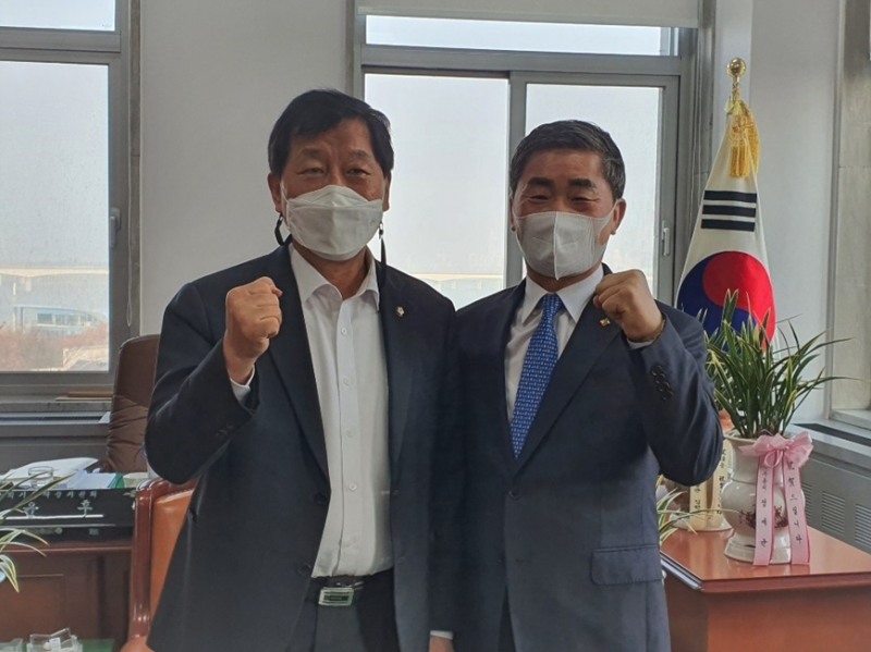 한국실업태권도연맹 김영훈 회장(오른쪽)이 국회를 방문해 기획재정위원회 윤후덕위원장을 예방하고 국내 태권도 활성화를 위해 예산 증액을 요청했다.