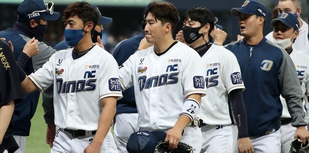 17일 오후 서울 구로구 고척스카이돔에서 열린 2020 KBO 한국시리즈 1차전 NC 다이노스와 두산 베어스의 경기, 5 대 3으로 승리한 NC 선수들이 기뻐하고 있다.