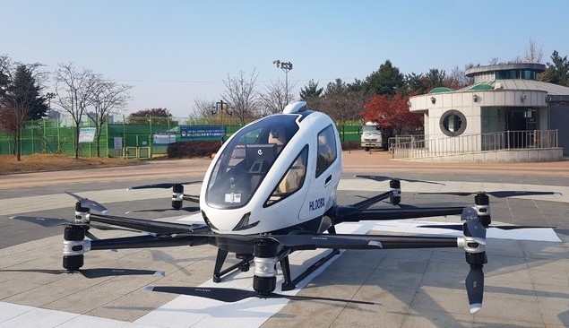 지난 16일 대구시 수성구 수성못 상화동산에서 이뤄진 '유인용 드론택시(에어택시)' 비행실증에 사용된 중국 이항사의 2인승급 드론. 동일한 기체가 오는 21일 제주에서 실증비행에 나선다.
