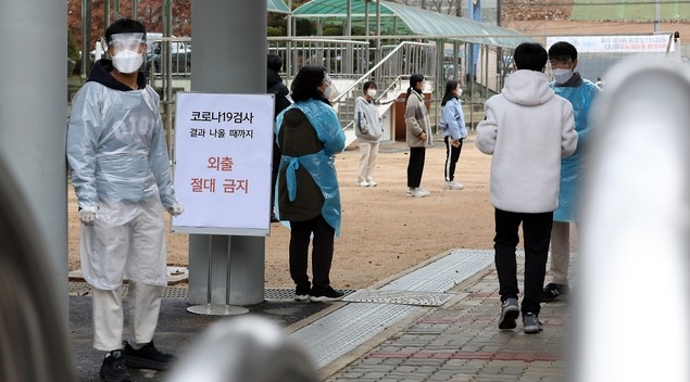 신종 코로나바이러스감염증(코로나19) 확진자가 이틀 연속 300명대를 기록한 가운데 19일 오후 확진자가 나온 인천시 서구 불로중학교에서 학생들이 학교내에 설치된 이동선별진료소에서 검사를 받기 위해 줄을 서서 기다리고 있다.