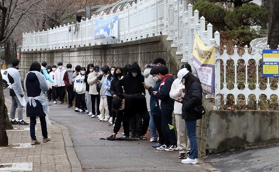 신종 코로나바이러스감염증(코로나19) 확진자가 이틀 연속 300명대를 기록한 가운데 지난 19일 오후 확진자가 나온 인천시 서구 불로중학교에서 학생들이 학교내에 설치된 이동선별진료소에서 검사를 받기 위해 줄을 서서 기다리고 있다.
