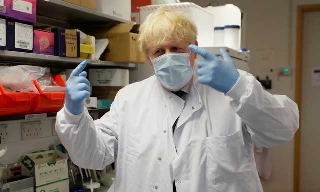 영국 국민보건서비스(NHS)가 각 지역의 컨퍼런스 센터, 종합 경기장 등을 개조해 약 42개의 대규모 백신 센터를 세우고 있다고 20일(현지시간) 가디언은 보도했다. 사진은 지난 9월 영국 옥스퍼드 대학의 백신 연구실을 방문한 존슨 총리의 모습.