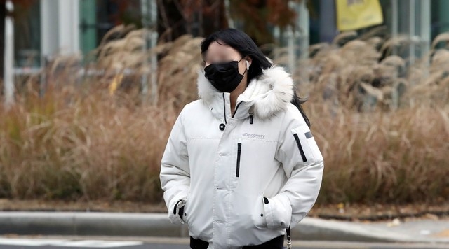 초겨울 날씨를 보이는 20일 오전 서울 종로구 일대에서 두꺼운 옷을 입은 시민이 출근길을 서두르고 있다. 