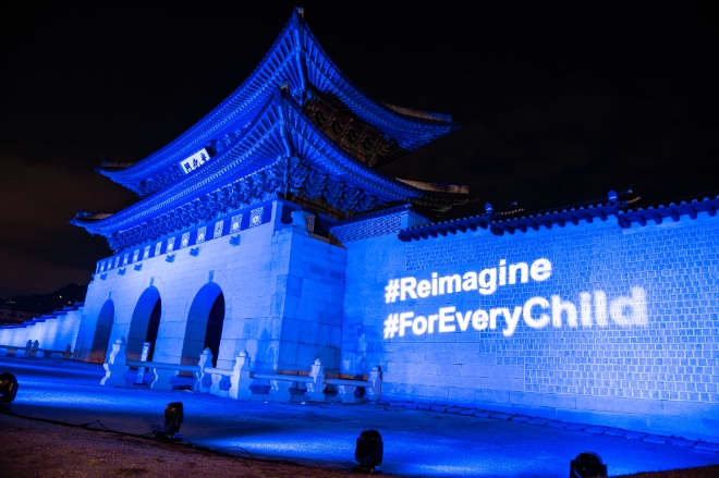 유니세프는 20일(금) '세계 아동의 날'을 기념하고, 오후 6시 30분부터 11시까지 유니세프 공식 색깔인 파란색 조명으로 광화문 앞 벽을 비추는 행사를 진행했다(사진제공= 유니세프).