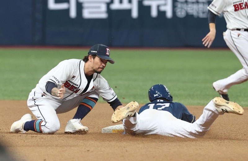 한국시리즈 3차전. NC가 6-7로 뒤진 8회초 좌전안타로 나간 선두 강진성을 대신한 대주자 이재율이 2루 도루를 시도했으나 실패하고 말았다.