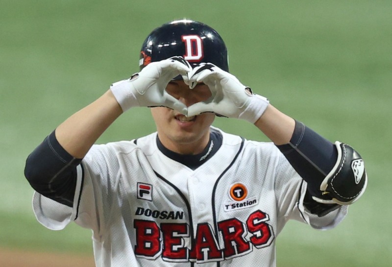 20일 고척 스카이돔에서 열린 한국시리즈 3차전. 6-6이던 7회말 결승타를 날린 두산의 김재호가 관중석에 있는 부인과 아이들에게 사랑의 하트 표시를 날렸다.