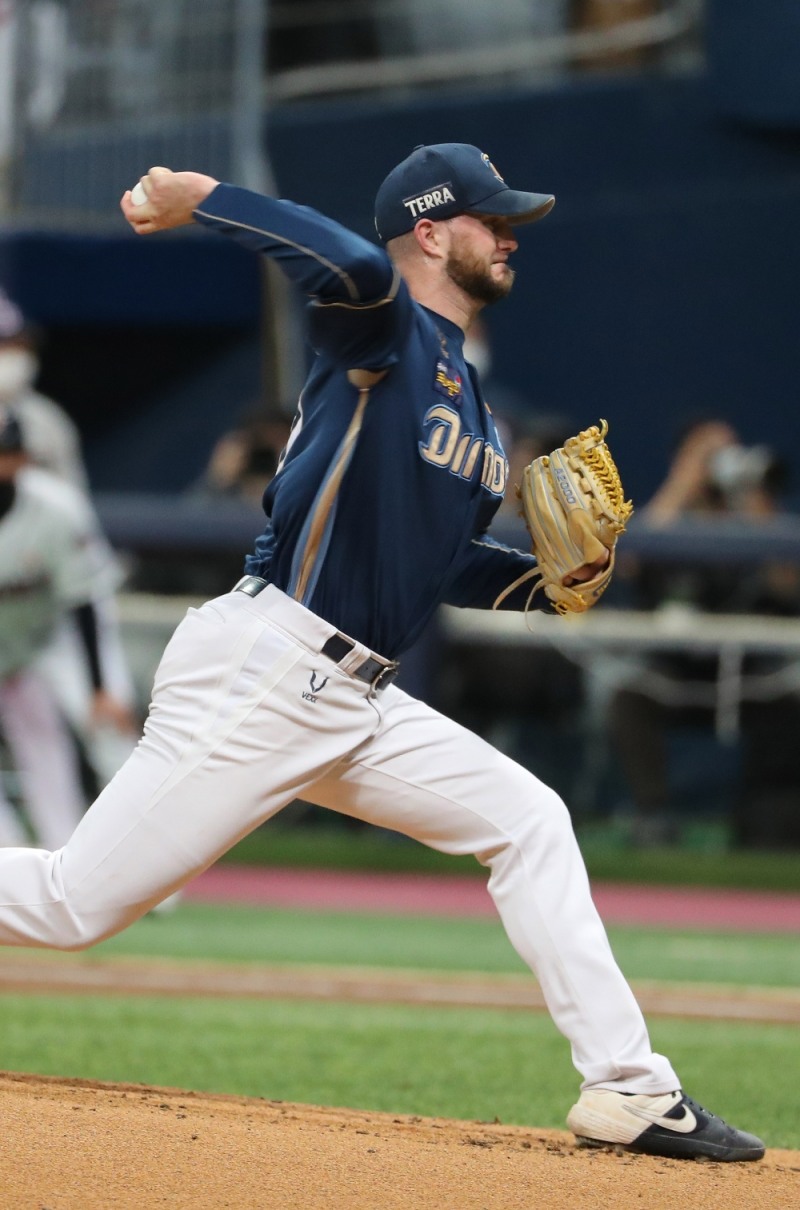 올해 11승, 두산을 상대로 평균 5이닝 이상을 던지며 2승1패를 했던 NC의 마이크 라이트는 2이닝도 채 버티지 못하고 물러나 믿는 도끼에 발등이 찍힌 꼴이 되고 말았다.