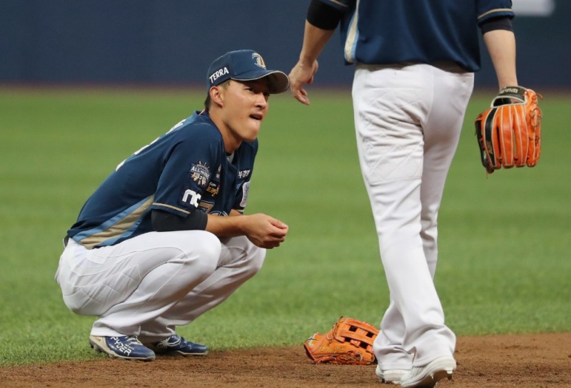 NC 유격수 노진혁이 5회말 2사 3루에서 페르난데스의 평범한 땅볼을 가랑이 사이로 빠뜨려 6-6 동점을 허용한 뒤 허탈한 모습으로 주저 앉아 있다.