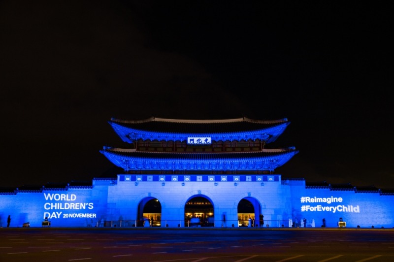 유니세프는  11월 20일 '세계 아동의 날'을 기념하고, 오후 6시 30분부터 11시까지 유니세프 공식 색깔인 파란색 조명으로 광화문 앞 벽을 비추는 행사를 진행했다(사진제공= 유니세프)