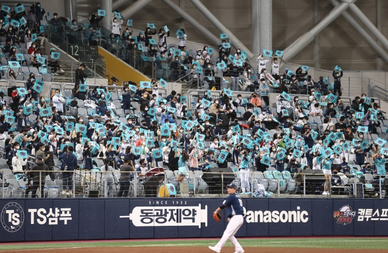 NC가 21일 고척 스카이돔에서 열린 한국시리즈 4차전에서 두산에 3-0으로 완봉승을 거두고 시리즈 전적 2승2패로 균형을 맞추었다.