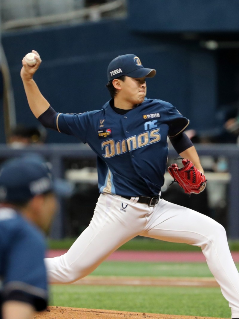 NC 송명기는 21일 고척스카이돔에서 열린 두산과의 한국시리즈 4차전에서 5이닝 2피안타 4탈삼진 무실점으로 쾌투, 2000년대생으로 첫 포스트시즌 승리투수와 함께 데일리 MVP로 선정됐다.