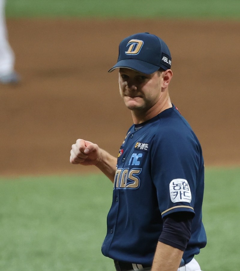 KS 1차전 승리투수인 루친스키가 8회말 2사 1루에서 두산 3번 타자 최주환을 삼진으로 아웃시킨 뒤 두 주먹을 불끈 쥐고 환호하고 있다. 루친스키는 2⅔이닝을 완벽하게 마무리하며 세이브를 올렸다.