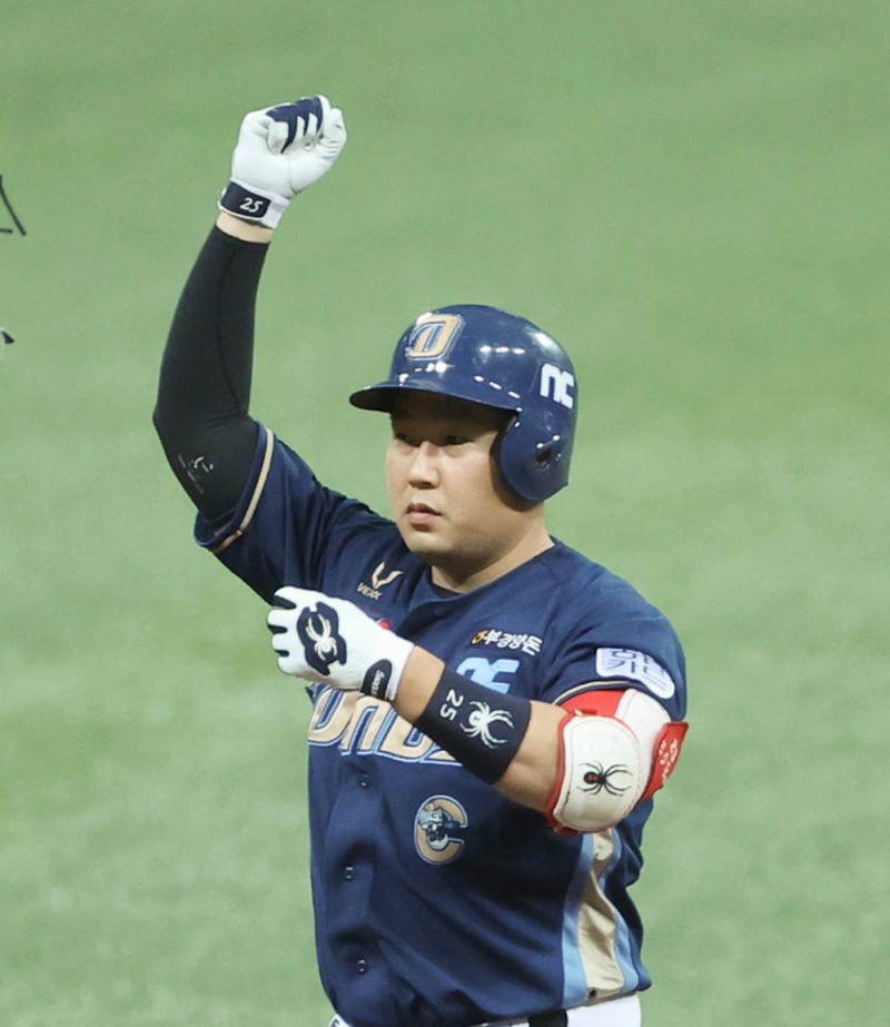 NC 양의지가 6회초 2사 2루에서 우전 적시타로 결승타를 친 뒤 2루에서 손을 들어 환호하고 있다. 양의지는 NC로 유니폼을 갈아 입은 뒤 첫 한국시리즈 타점을 올렸다.