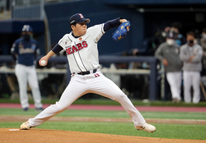 두산의 김민규는 불펜으로 나선 이영하가 연속으로 적시타를 맞아 패전의 멍에는 썼지만 NC의 송명기와 함께 멋진 피칭으로 앞으로 대형투수 성장을 예감케 했다.