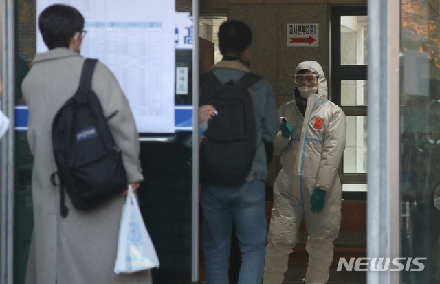2021학년도 서울시 공립(국립, 사립) 중등교사, 보건사서영양전문상담특수(중등)교사 임용후보자 선정경쟁 제1차시험이 치러지는 21일 오전 서울 용산구 용산고등학교에서 임용시험 참석 수험생들이 발열체크 및 거리두기 등 방역수칙 을 준수하며 입실하고 있다.