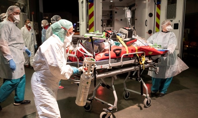 12일(현지시간) 프랑스 스트라스부르에 있는 오트피에르 병원 의료진이 리옹 지역에서 헬기로 이송된 코로나19 환자를 옮기고 있다. 이 환자는 리옹 지역 병원이 포화상태라 이곳으로 이송됐다.