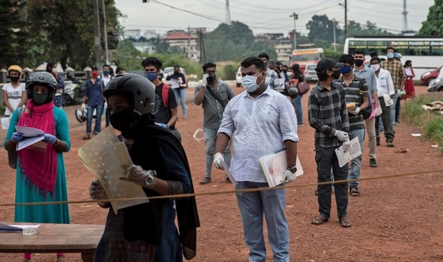 16일(현지시간) 인도 케랄라주 코치의 주행 시험소에서 마스크와 장갑을 착용한 응시자들이 사회적 거리 두기를 유지한 채 순서를 기다리고 있다. 