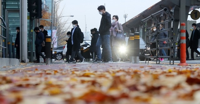 늦가을 추위가 계속되며 신종 코로나바이러스 감염증(코로나19) 확산세가 지속된 지난 17일 오전 서울 영등포구 여의도환승센터에서 마스크를 쓴 시민들이 출근길 발걸음을 서두르고 있다.