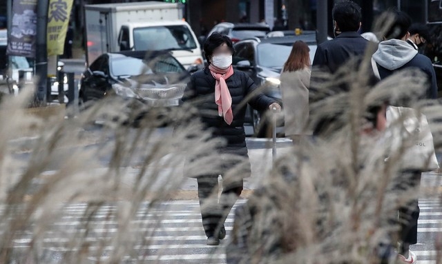초겨울 날씨를 보이는 지난 20일 오전 서울 종로구 일대에서 두꺼운 옷을 입은 시민이 출근길을 서두르고 있다. 